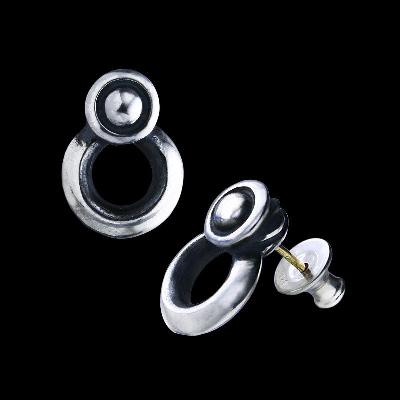 Curved stud earrings with ring