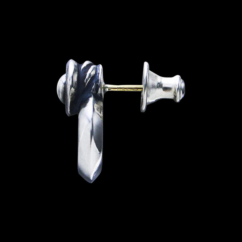 Curved stud earrings with ring