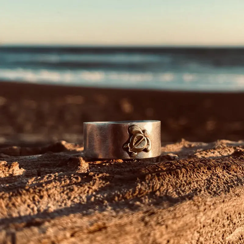 鳴島翔 K18 motif 10mm plain ring (Honu)