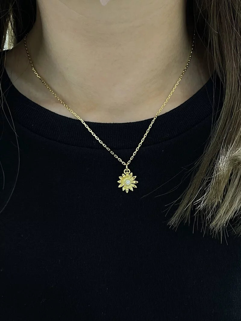 K18 Daisy Pendant