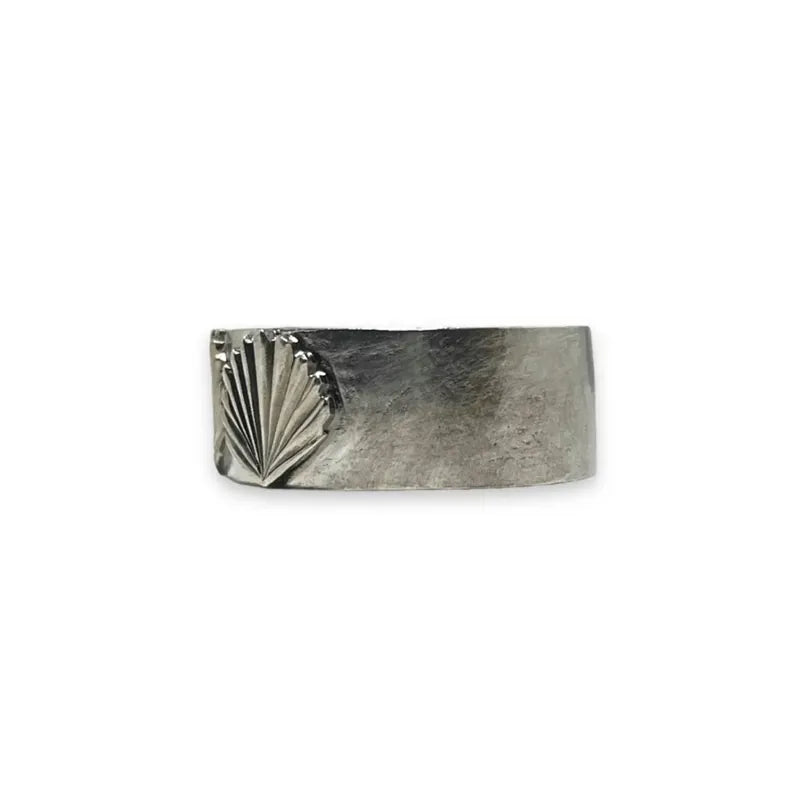 K18 motif 10mm Triple shell ring