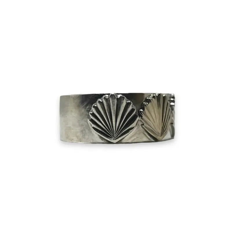K18 motif 10mm Triple shell ring