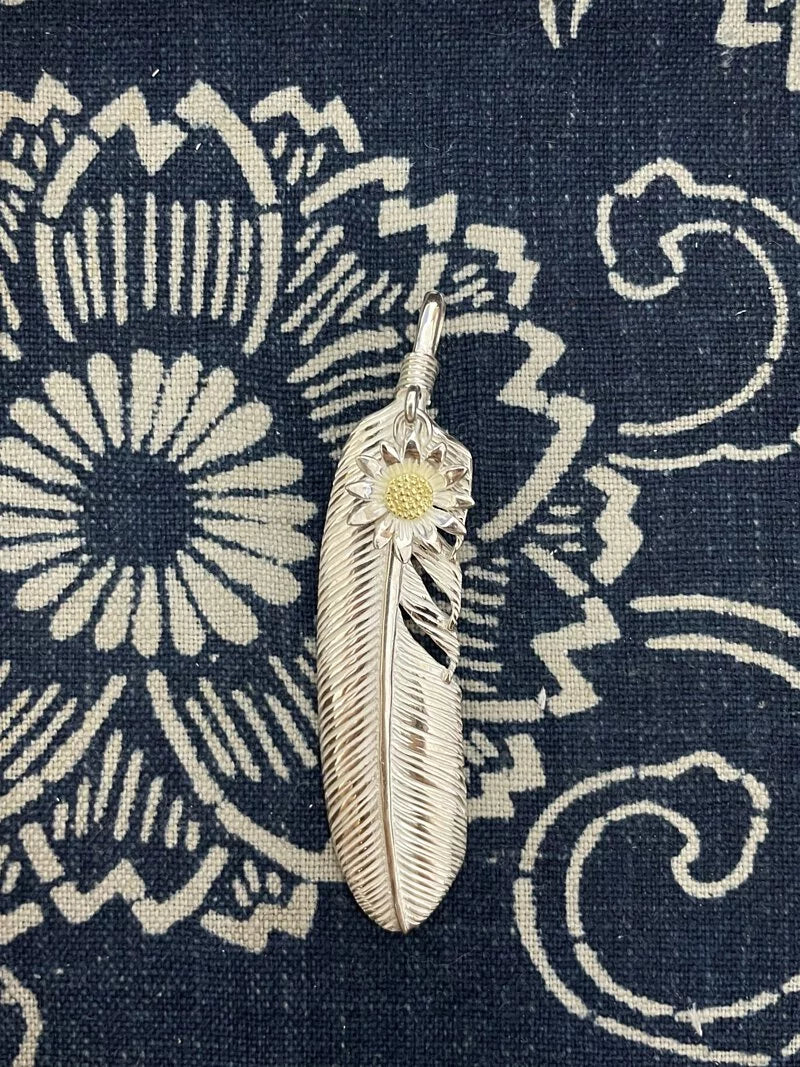 Eiki Feather w/ Daisy