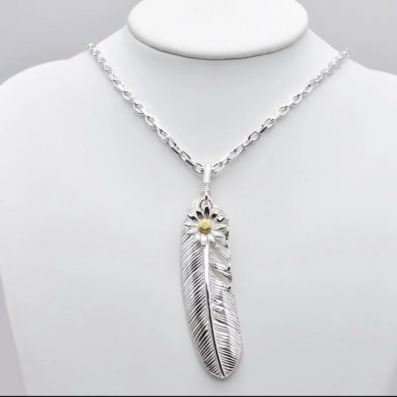 Eiki Feather w/ Daisy