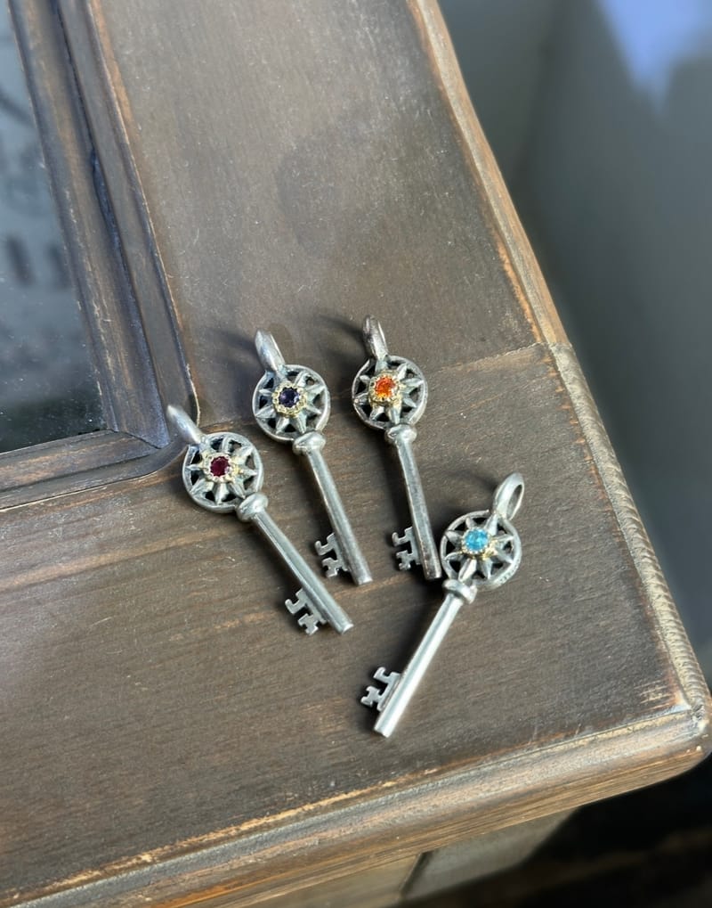 Star Key Pendant 18K cup stone